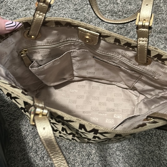 MK Purse - Picture 3 of 4